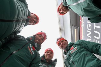 Die Goldene Generation arbeitet für ihre Nachfolger - Die Goldene Generation: Skitechniker-Chef René Sommerfeldt, Bundestrainer Peter Schlickenrieder, Sportmanager Tobias Angerer, der Sportliche Leiter Andreas Schlütter und der Trainer für Technik und Kraft, Axel Teichmann (von links), stehen vor dem Truck des Langlaufteams. Mit den fünf ehemaligen Weltklasseathleten soll der deutsche Skilanglauf wieder den Anschluss zur Weltspitze finden.