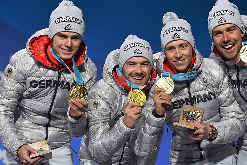 Die Goldjungs sind noch nicht am Ziel - Die Olympiasieger Vinzenz Geiger, Fabian Rießle, Eric Frenzel und Johannes Rydzek (von links) sind u. a. in der Vogtland-Arena hautnah zu erleben.