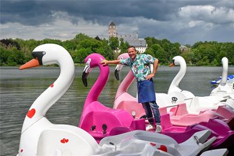 Die Gondelsaison am Chemnitzer Schloßteich kommt in Schwung - Schwanensee für alle: Falko Hirsch (3. von rechts) ist es ein Anliegen, die Preise moderat zu halten.