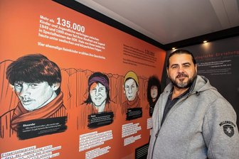 Die Grausamkeiten im DDR-Jugendwerkhof: Warum ein Plauener seine Lebensgeschichte mitteilt - Alexander Müller wird oft mit seinem jüngeren Ich (links) konfrontiert. Im Augenblick sogar täglich, denn er hat die mobile Ausstellung "Black Box Heimerziehung" in seine Heimatstadt Plauen geholt.