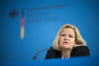 „Die Grenzen auch nach Westen schließen“: Das verbirgt sich hinter Nancy Faesers Ankündigung - Bundesinnenministerin Nancy Faeser (SPD) hat in Vorbereitung auf die Fußballeuropameisterschaft verschärfte Kontrollen auch an Deutschlands Westgrenzen angekündigt.