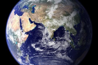 „Die größte Desinformationskampagne seit über 450 Jahren“: Afrika fordert eine neue Standard-Weltkarte - Die Erde aus dem Weltraum betrachtet mit Blick auf Afrika (von links nach rechts), die arabische Halbinsel und Asien.