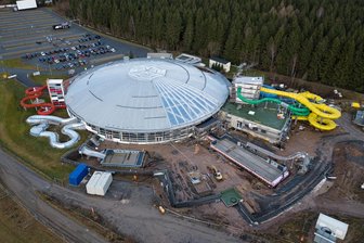 Die größte neue Rutsche wird 110 Meter lang: So läuft der Bau am Freizeitbad Greifensteine - Am Freizeitbad Greifensteine bei Geyer entstehen im Außengelände mehrere neue Rutschen und Becken. Außerdem gibt es einen Gebäude-Anbau, in dem sich unter anderem ein Präventionsbecken befindet. 2024 soll der Bau abgeschlossen werden.