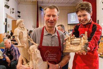 Die größte Schnitzwerkstatt des Erzgebirges steht an diesem Wochenende in Annaberg - Verdienter Schnitzer und der Nachwuchs: Falk Merten zeigt unter anderem einen detaillierten Schmied, Stella Pröger eine Waldlandschaft. Sie ist zum ersten Mal bei den Schnitzertagen dabei. 