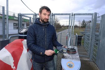 „Die größte Schweinerei, die ich jemals erlebt habe!“ – Zwickaus Stadionmanager nach den Verwüstungen in der GGZ-Arena - Stadionmanager Tino Hahm an dem demolierten Drehkreuz.