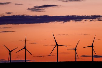 Die große Angst vor Abrieb an Windrädern: Wie stark und wie gefährlich ist er wirklich? - Durch aufprallende Regentropfen können Windräder an den Rotorblättern Material verlieren. Die Frage ist nur, wie viel.
