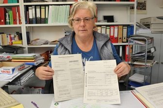 Effi Seifert zeigt den Brief der Gewerbeauskunft-Zentrale (links) und einen Steuerbescheid. "Zwei unterschiedliche Schreiben. Aber bei Hektik und viel Geschäftspost? Könnte ja auch eine Statistik-Erfassung sein."