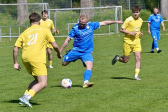 Die große Frage in der Fußball-Westsachsenliga: Sind 26 Tore in 26 Spielen ein neuer Rekord? - Johannes Gemeinhardt zieht im Spiel des TSV Crossen gegen Traktor Neukirchen mit seinem starken rechten Fuß ab. Er hat in der Saison 2024/25 aber auch mit links und per Kopf getroffen.