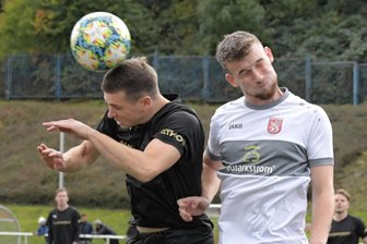Die große Frage in der Fußball-Westsachsenliga: Wer ist denn nun der Hinrundenmeister? - Ein Kopf-an-Kopf-Rennen liefern sich Fortschritt Lichtenstein und der Ebersbrunner SV. Hier im direkten Duell, das Fortschritt mit Kevin-Pal Petrovics (links im Zweikampf gegen Patrice-Pascal Reißig) 2:0 gewann.
