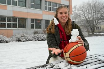 Die große junge Frau mit den großen Karriereplänen - Wenn Emilia Dannebauer schon einen Schneemann baut, muss die untere Kugel auch ein Basketball sein. Die 16-Jährige liebt ihren Sport. 