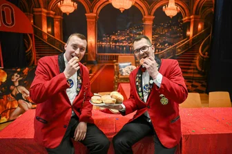 Die große Pfannkuchen-Blindverkostung mit zwei Chemnitzer Faschingsprofis - Christoph Laubner (l.) und Thomas Kempe vom Faschingsclub an der Chemnitz haben gekostet. Welcher Pfannkuchen ist aus ihrer Sicht der beste?