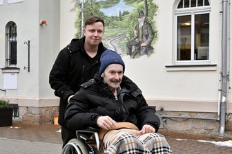 Die große Sehnsucht eines Zwickauer Bergmanns: Wünschewagen bringt Gerhard Heidel ein letztes Mal in den Stollen - Gerhard Heidel und sein Pfleger Nils Demmler: Jetzt konnte der Pflegeheimbewohner endlich einmal herzeigen, wovon er immer nur erzählt hatte.