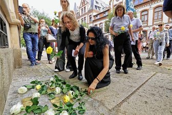 Die Großfamilie, die sich retten konnte: Zehn neue Stolpersteine für Zwickau - Rosen der Erinnerung: Nachfahren vor dem einstigen Haus der Familie Kleinberger in der Römerstraße.