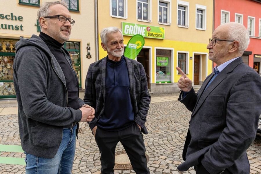 Die Grünen weihen ihr neues Büro in Auerbach ein - Olaf Horlbeck, Volkmar Ihle und Landtagsabgeordneter Gerhard Liebscher (von links) von den Bündnisgrünen an ihrem Bürgerbüro.