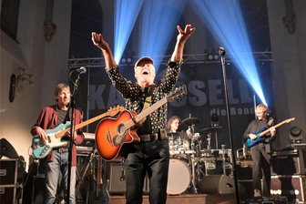 Die Gruppe Karussell begeistert in Niederwürschnitzer St. Johannes Kirche - Die Musiker von Karussell – vorn Reinhard Huth - sind in der St. Johannes Kirche Niederwürschnitz aufgetreten.