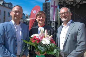 Die gute Seele Auerbachs hört auf - Pfarrerin Nikola Schmutzler bekam 2024 von der Stadt Auerbach den Bürgerpreis - hier mit Sparkassenvorstand Robert Hutschenreuther (links) und OB Jens Scharff.