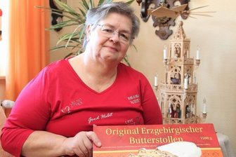 Die gute Seele nicht nur für das Theaterspielen - Brigitte Decker freut sich über den Dankeschönstollen für ihre Arbeit mit der Kinder- und Jugendtheatertruppe des FFZ Thum.