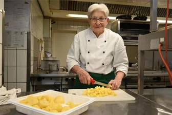 Die gute Seele vom Trakehnerhof in Großwaltersdorf: Inge Richter steht mit 85 Jahren noch gern in der Küche - Sie ist eine gestandene Köchin und verkörpert die gastronomische Tradition des Trakehnerhofs in Großwaltersdorf: Inge Richter. Berge von Kartoffeln hat sie in 56 Berufsjahren in der Küche verarbeitet