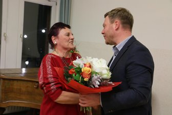 Die gute Seele von Pausa-Mühltroff: Birgit Dietzsch für ihr Engagement geehrt - Bürgermeister Michael Pohl überreichte Birgit Dietzsch auch einen Blumenstrauß.