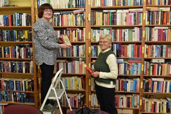 Die guten Geister des Lichtpunkt-Büchertauschs in Freiberg - Büchertausch im Stadtteiltreff des Lichtpunkt Vereins in Freiberg: Ingeborg Ruthenbeck links und Brunhilde Röthling sind im Ehrenamt die guten Geister des Projekts.