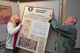 Die Haare schön, die Grubenrettung schnell, das Alter biblisch: Vier gute Nachrichten aus Mittelsachsen - Sonja Reupert und Andreas Seltmann bauen die Ausstellung „Haarmonie“ in Oederan auf.
