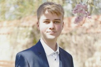 Die Hälfte haben sie bereits geschafft - Steven Gläser am Tag seiner Jugendweihe. Die Festveranstaltung fand im Wasserschloss Klaffenbach statt. Danach gab es für ihn gleich zwei private Feiern - am Abend mit Schulfreunden und im engen Familienkreis sowie am nächsten Tag im größeren Familienrahmen. Die kleinen Aufnahmen jeweils rechts (Jens Uhlig/Archiv) entstanden im 5. Schuljahr, sie werden die Beitragsreihe bis zum Abitur begleiten.