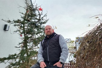 Die hässliche Seite des Weihnachtslandes: Erzgebirger zeigen schräge Bäume - Krumm, so krumm: Thomas Frölich mit seiner Tannelore, die wahrlich keine Schönheit ist. Und ja: Die Bäume haben Namen.