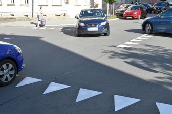 Die „Haifischzähne“ von Freiberg - Sorgt für Diskussionen: die neue Markierung auf der Humboldtstraße/Buchstraße in Freiberg.
