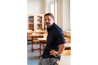 Die Hakenkreuze von nebenan: Vom schleichenden Gift in Sachsens Schulen - Felix Kollender, Lehrer in Heidenau, schreibt Doktorarbeit. Arbeitstitel: „Neue Lehrer braucht das Land.“