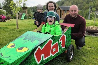 Die Halsbacher und ihre tollkühnen Kisten - Sven (von rechts), Dominik, Melanie und Artur Pannach gehen am Pfingstmontag beim zweiten Seifenkistenrennen in Halsbach als dreifache Titelverteidiger an den Start. Der 39-jährige Vater und sein 8-jähriger Sohn waren voriges Jahr die Schnellsten in ihrer Altersklasse gewesen, die Mutter hatte den Pokal für die am schönsten gestaltete Seifenkiste gewonnen.