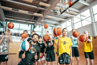 Die Harlem Globetrotters zu Gast in Chemnitz: einmal durchdrehen, bitte! - „Dass alle Kinder ohne meine Hilfe den Ball auf dem Finger drehen lassen können, habe ich so auch noch nie erlebt“, sagt Max „Hops“ Pearce von den Harlem Globetrotters.