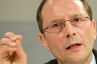 Die Hauptstadt der Erregung - Markus Ulbig (51) ist aktuell Innenminister. Die Dresdner CDU hob den gebürtigen Zinnwalder im Februar auf den Schild, um für die CDU die Kohlen aus dem Feuer zu holen: Im Bund kann sie in Dresden ihre letzte Großstadt-Bastion verlieren. "Der Wahlsieg wird uns nicht in den Schoß fallen", sagt Ulbig. Es gebe eine Chance. Unter dem Eindruck von Pegida wolle er jetzt erst recht "ein Oberbürgermeister des Miteinanders werden". Das gelang Ulbig anfangs der 2000er-Jahre als OB in Pirna. Seine Zeit als Minister prägten eher unpopuläre Fragen wie Personalabbau bei der Polizei. Kabinettschef Stanislaw Tillich sprang ihm jetzt zur Seite: Ulbig sei "einer der besten Innenminister in Deutschland", sagte er. (uk)