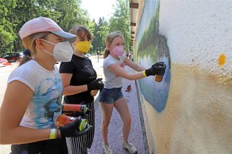 Die Heimatstadt auf 80 Quadratmetern: Kinder aus Brand-Erbisdorf verwirklichen Graffiti-Projekt - Lilly, Lina und nochmal Lilly (v.l.) bei ihrer Arbeit am Graffiti-Projekt Erzengler-Teich in Brand-Erbisdorf.