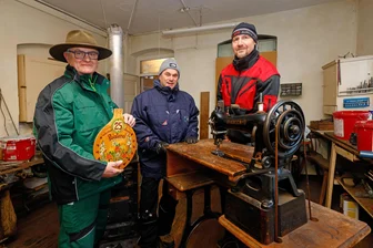 Die Heimatstube will an den stärksten Mann von Oberlungwitz erinnern - Matthias Beyer, René Lindner und Rigo Freitag (v. l.) vom Heimatstuben-Verein beim Ausräumen der Werkstatt.
