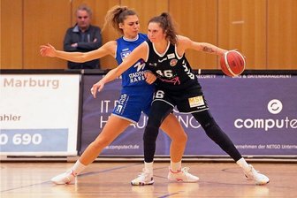 Die Heimkehr einer großen Basketballerin nach Chemnitz - Duell der Generationen: Die gebürtige Karl-Marx-Städterin und ehemalige Nationalspielerin Romy Bär (rechts, 34 Jahre alt) im Bundesligaspiel der Rheinland Lions gegen die 23-jährige aktuelle deutsche Nationalspielerin Theresa Simon vom BC Marburg. Bär führt mit ihrem Team die Tabelle an. 