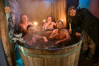 Die heißeste Attraktion auf dem Chemnitzer Weihnachtsmarkt - Bernd Bulang, Klaus Teuchert, Bert Gust und Daniel Wollmann (von links) gehen seit 2007 gemeinsam auf dem Mittelaltermarkt baden. Bademeisterr Atreju Gaudlitz (rechts) sorgt für die Getränke.