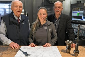 „Die Helene strotzt vor Selbstbewusstsein“: Junge Erzgebirgerin übernimmt Maschinenbaubetrieb von Vater und Großvater - Die Firma Winterling in Neuhausen wird künftig von Helene Winterling (Mitte) geführt. Im Bild links Opa Walfried und rechts Vater Rolf Winterling.
