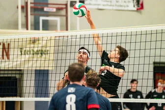 Die Heubnerhalle bebt: Freiberger Volleyballer feiern Doppelsieg in der Sachsenklasse - Die Volleyballer des 1. VVF mit Metin Klotzsch und Raoul Höhne (r.) setzten sich am Sonnabend in beiden Heimspielen klar durch.