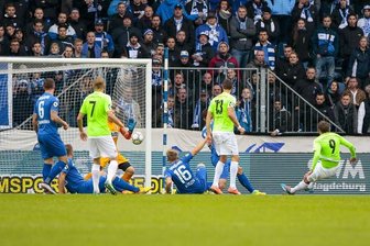 Die Himmelblauen gewinnen 4:2 gegen Magdeburg - CFC-Torschütze Anton Fink schießt das Tor zum 1:0 gegen Madgeburg.