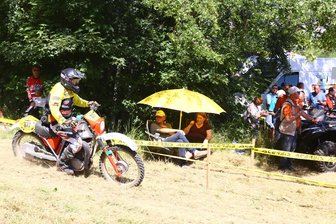 „Die Hitze ist zermürbend“: Gelände-Rennen lockt Tausende Besucher ins Erzgebirge - Harte Prüfung am Skihang Zschopau. Die Zuschauer suchten sich einen schattigen Platz, die Fahrer rasten durch die Sonnenglut.
