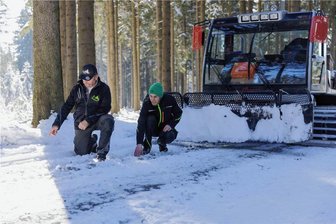 Die Hoffnung schwindet: Entscheidender Hinweis auf Loipen-Zerstörer im Erzgebirge fehlt - Die Loipen bei Geyer werden ehrenamtlich gespurt - im Bild: Bernd Köhler mit Enkel Philipp Neubert. Zuletzt waren frisch präparierte Langlaufstrecken von einem Schneepflug zerstört worden. 