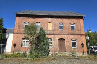 „Die Hütte ist nicht mehr zu halten“: Gemeinde Neuhausen wird früheren Bahnhof kaufen - Der frühere Bahnhof Neuhausen ist in einem schlechten Zustand.