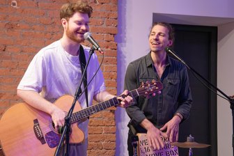 „Die Idee ging mir schon lange durch den Kopf“: Was es mit dem „Intakt“-Festival in Auerbach auf sich hat - Christian Nestler (rechts) ist selbst Musiker und Teil der Band Leander und der Andere. Bei dem Festival in Auerbach steht das Duo nicht auf der Bühne. Andere Künstler dürfen ins Rampenlicht.
