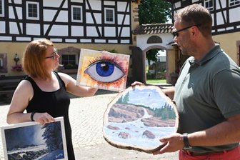Die Idee Kulturscheune wird wahr - Hobbymalerin Anne-Catherine Zajonz bereitet mit Georg Scheffler eine Ausstellung im Vierseithof an der Chemnitzer Straße in Burgstädt vor. Während der Kulturhauptstadt-Veranstaltungen im Chemnitzer Umland soll dort eine Kulturscheune etabliert werden.