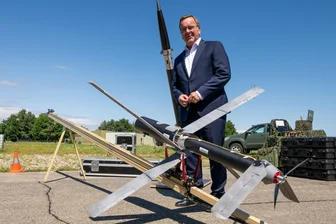 Die Industrie muss jetzt liefern - Verteidigungsminister Boris Pistorius (SPD) besuchte am Dienstag das Innovationslabor am Wehrwissenschaftlichen Institut für Werk- und Betriebsstoffe in Erding. Hier stand er neben einer „X Wing“ Drohne.