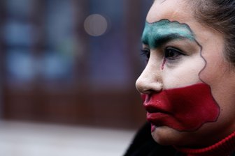 Die inneren Widersprüchedes Regime in Teheran - Eine Frau, deren Gesicht mit den Farben der iranischen Flagge bemalt ist, schließt sich in Istanbul einer kleinen Demonstration an, um die landesweiten Massenproteste im Iran gegen die Regierung zu unterstützen.