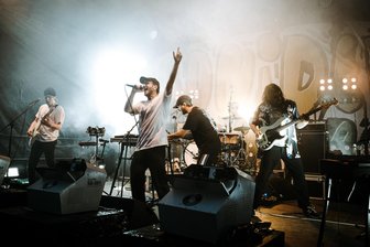 Die Insel als Bollwerk: So (wenig?) Augenhöhe bietet die Kulturhauptstadt jungen Menschen - Die Leoniden beim „Atomaren Sommer" 2021 in Chemnitz: Augenhöhe für Junge Menschen nur als kurze Insel des anders, schief und laut? Foto: Christoph Meyer