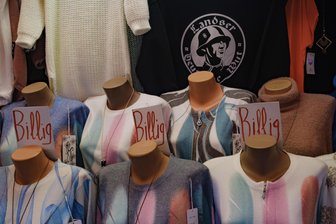 Die irre Shoppingwelt im tschechischen Erzgebirgsdorf Potůčky: Billig kaufen, billig tanken, billig essen - Billig, billig, billig - das zählt auf dem Vietnamesenmarkt in Potůčky. Deutsche Weltkriegsfolklore inklusive.