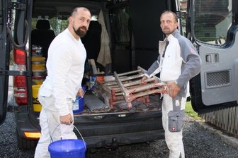 Die Jährings malern seit 125 Jahren - Der jetzige Chef Nils Jähring (rechts) und sein Bruder Norman Jähring, der bei ihm angestellt ist. 