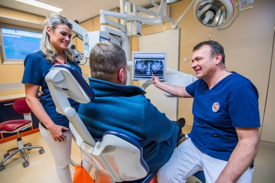 Die Jahnsdorfer Zahnarzt-Familie: Papa, Mama, Tochter - und der Schwiegersohn - Andreas Pohl berät mit einem Patienten und der zahnmedizinischen Fachangestellten Conny Schardt die Behandlung. Nach eigener Aussage hat die Dental-Family seit Bestehen 26.000 Patienten behandelt. 